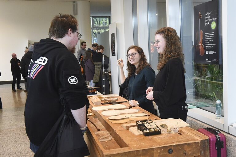 Zwei Geigenbauerinnen an ihrem Stand