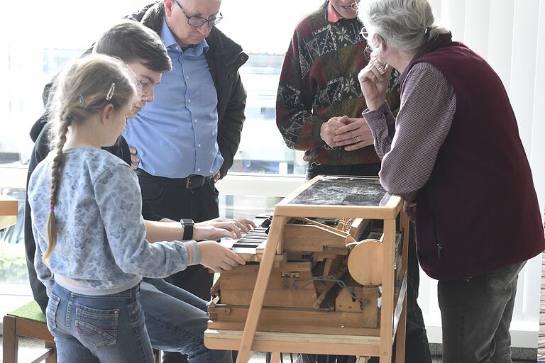 Gläsernes Harmonium am Stand von Klaus Langer