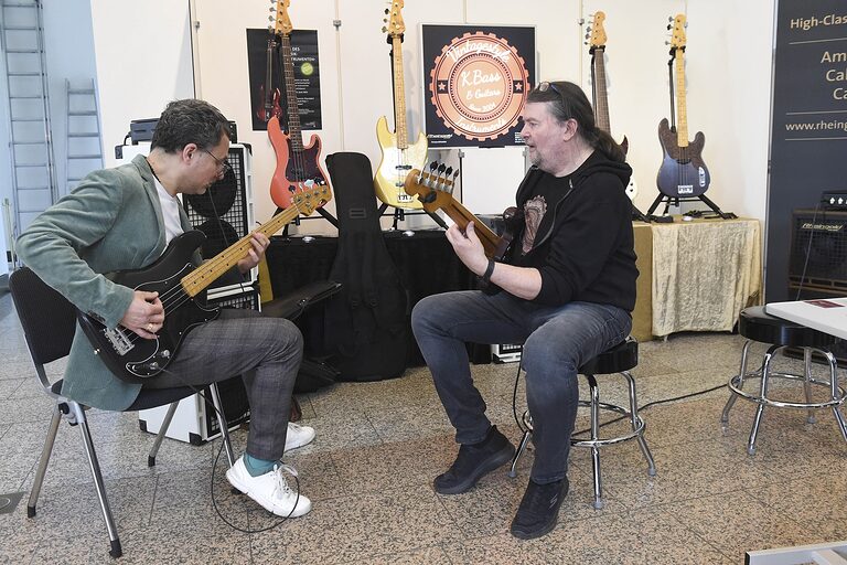 Bassist Nico Brandenburg und Gitarrenbauer Knut Reiter beim gemeinsamen Spiel am Stand