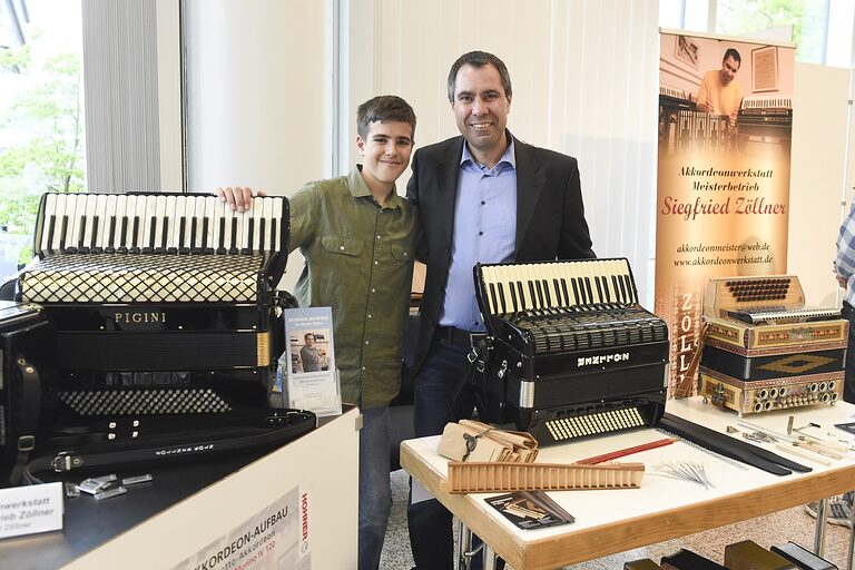 Siegfried Zöllner (Akkordeonmeisterbetrieb) mit seinem Sohn