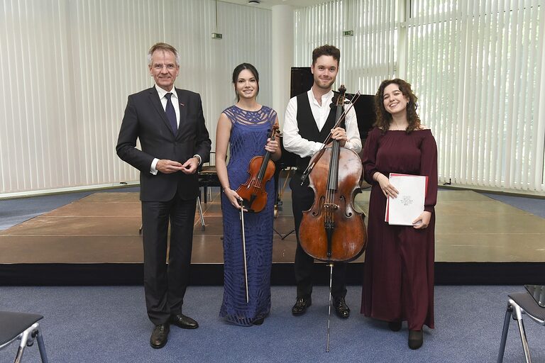 Andreas Ehlert mit Klaviertrio vor der Bühne