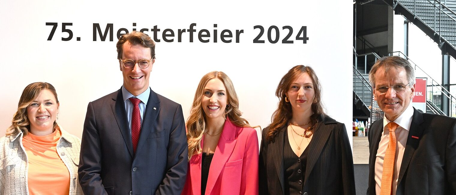 Festredner NRW-Ministerpräsident Hendrik Wüst (2.v.l.) und Kammerpräsident Andreas Ehlert (r.) mit drei der 18 jahresbesten Absolventen (v.l.) Judith Hüls (Metall- und Glockengießerin), Hannah Brenner (Friseurin) und Josephine Dobrunz (Maßschneiderin) (v.l.) Judith Hüls, Ministerpräsident Hendrik Wüst, Hannah Brenner, Josephine Dobrunz, Kammerpräsident Ehlert