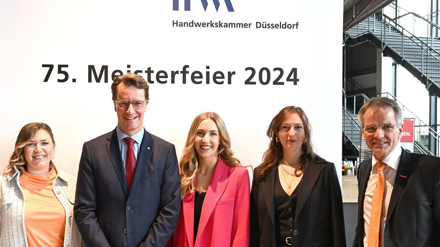 (v.l.) Judith Hüls, Ministerpräsident Hendrik Wüst, Hannah Brenner, Josephine Dobrunz, Kammerpräsident Ehlert