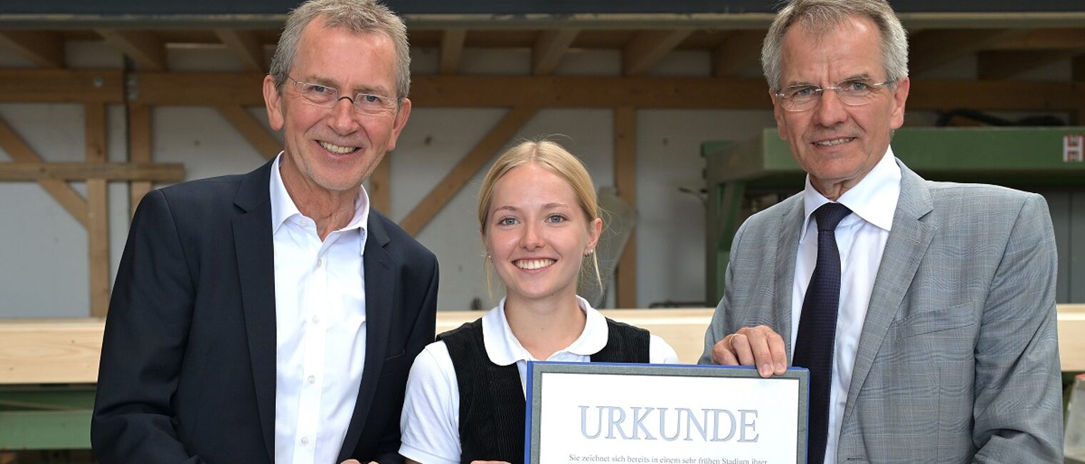 Lehrling des Monats Mai (v. l.): Kreishandwerksmeister Frank Mund, Constanze Boss und Präsident Andreas Ehlert