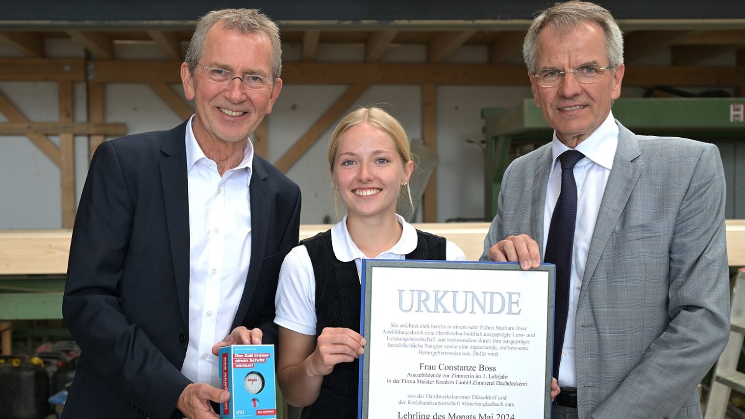 (v. l.): Kreishandwerksmeister Frank Mund, Constanze Boss und Präsident Andreas Ehlert