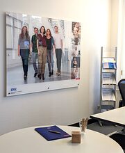 Das Foto zeigt ein Beratungsbüro im Infocenter der Handwerkskammer.