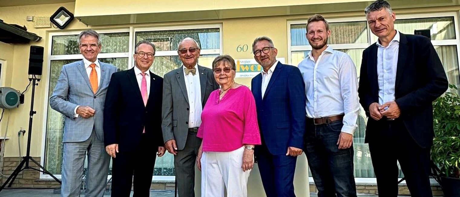 Paul Dworak (3. v. li.) eingerahmt von seinen Gratulanten Paul Dworak eingerahmt von seinen Gratulanten