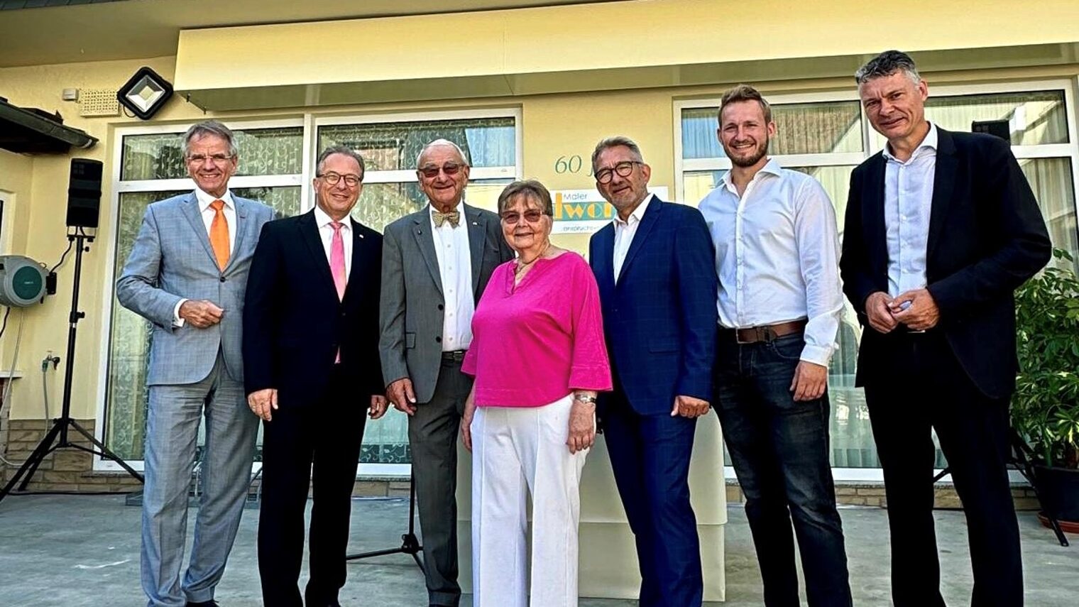 Paul Dworak eingerahmt von seinen Gratulanten