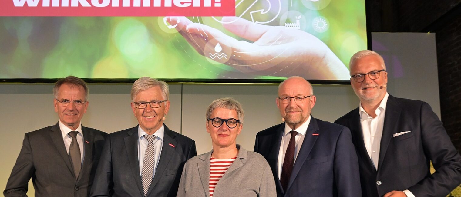 (v. l.): Kammerpräsident Andreas Ehlert; Hans Hund, Präsident der HWK Münster; Staatssekretärin Silke Krebs, Ministerium für Wirtschaft, Industrie, Klimaschutz und Energie des Landes NRW; Berthold Schröder, Präsident der HWK Dortmund und Garrelt Duin, Regionaldirektor Regionalverband Ruhr Die Podiumsteilnehmer und Redner posieren für ein Pressefoto.