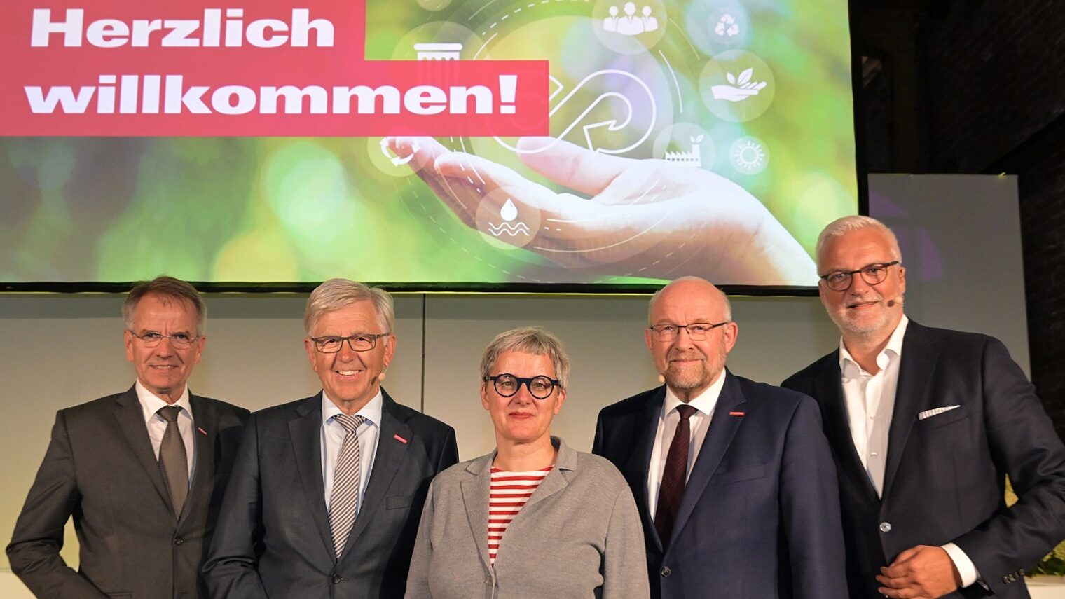 Die Podiumsteilnehmer und Redner posieren für ein Pressefoto.