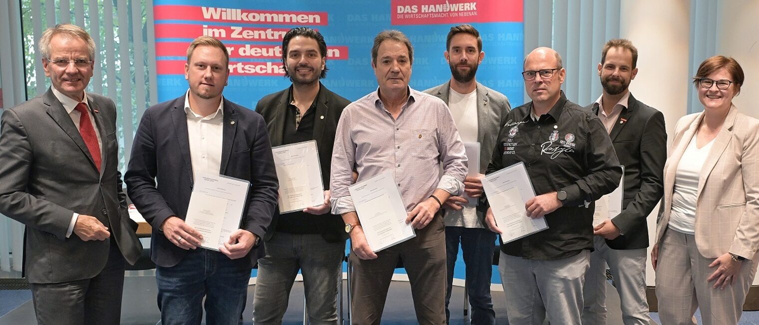 Kammerpräsident Andreas Ehlert, Pierre Koppetsch, Christos Neofotistos, Alvaro Millan, Florian Menger, Stephan Peters, Andreas Pavel und Nicole Baumgärtel Die neuen Obermeister der Innungen stellten sich beim Kammerpräsidenten vor.