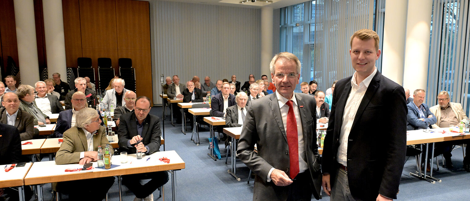 (v. l.): Kammerpräsident Andreas Ehlert und Henning Höne, Vorsitzender der FDP-Landtagsfraktion NRW Andreas Ehlert und Henning Höne vor dem Auditorium.