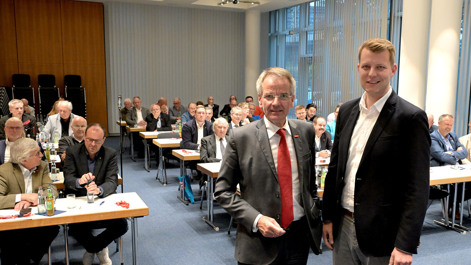 Andreas Ehlert und Henning Höne vor dem Auditorium.