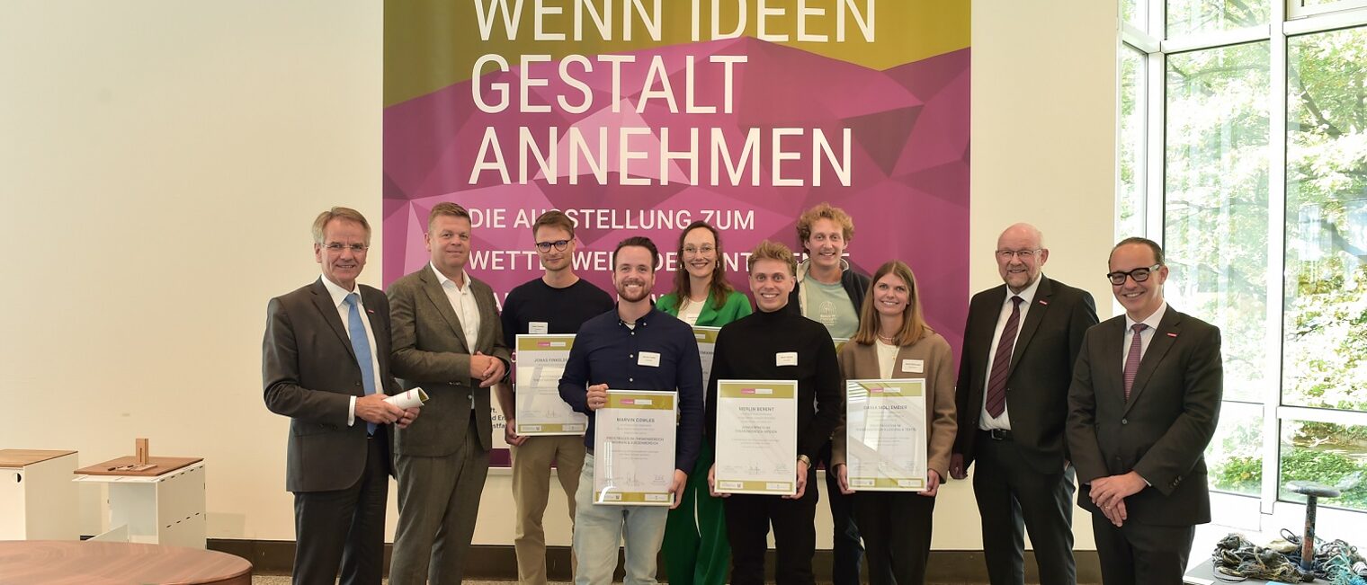 (v.l.) Andreas Ehlert, Präsident HWK Düsseldorf; Matthias Heidmeier, Staatssekretär im MAGS NRW; Jonas Finkeldei, Preisträger; Marvin Cowles, Preisträger; Jacqueline Voßmann, Preisträgerin; Merlin Berent, Preisträger; Jasper Witzke, Preisträger; Dania Mollemeier, Preisträgerin; Berthold Schröder, WHKT-Präsident; Dr. Florian Hartmann, WHKT-HGF Gruppenfoto mit den Preisträgerinnen und Preisträgern des Wettbewerbs "DesignTalente" in der Handwerkskammer Düsseldorf