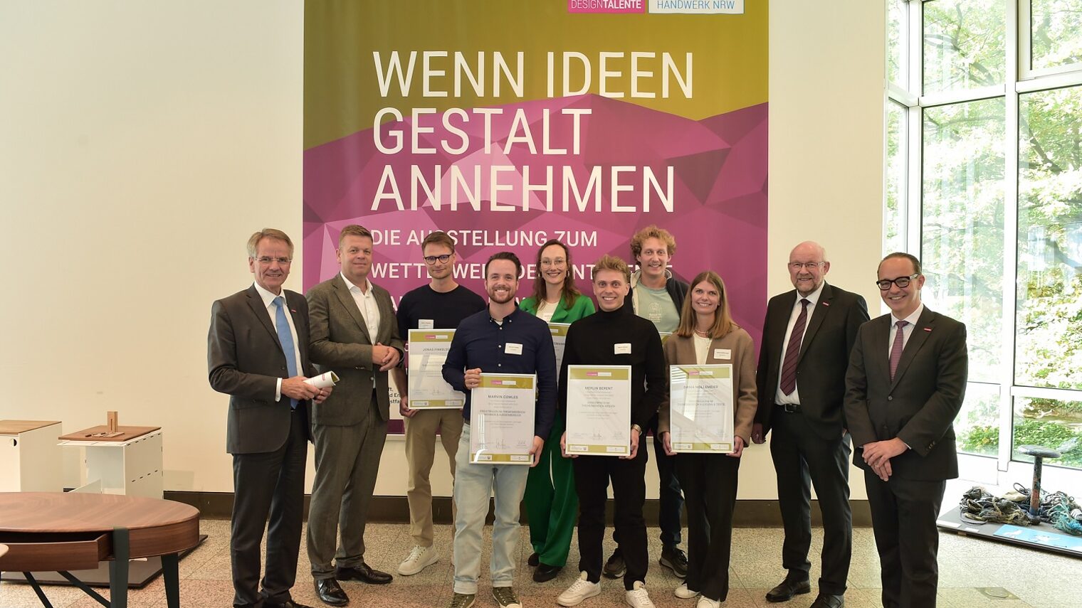 Gruppenfoto mit den Preisträgerinnen und Preisträgern des Wettbewerbs "DesignTalente" in der Handwerkskammer Düsseldorf
