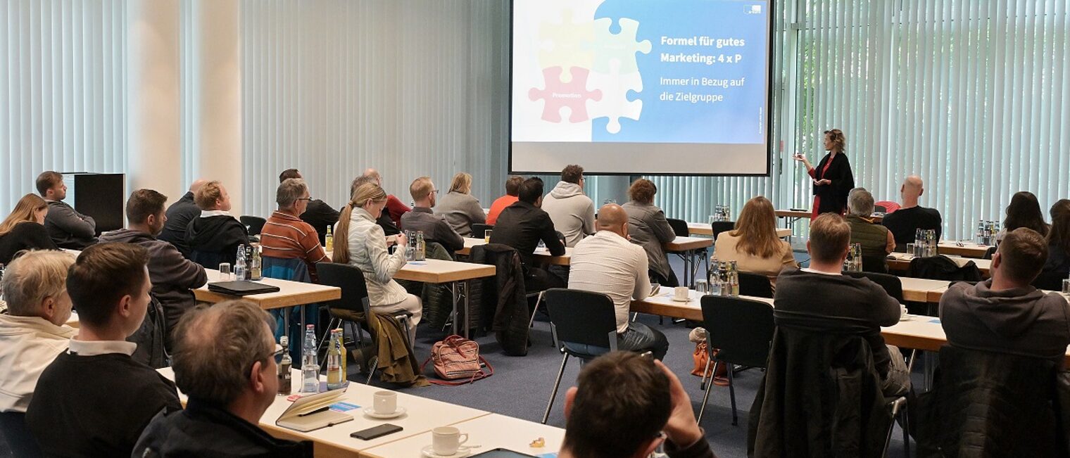 Das Auditorium beim ersten Ausbildungslunch lauscht einem Vortrag.