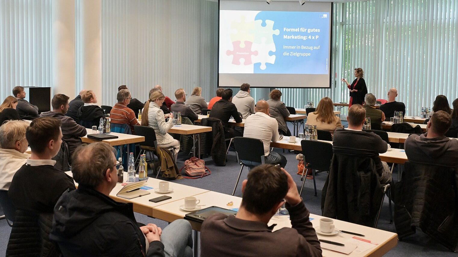 Das Auditorium beim ersten Ausbildungslunch lauscht einem Vortrag.