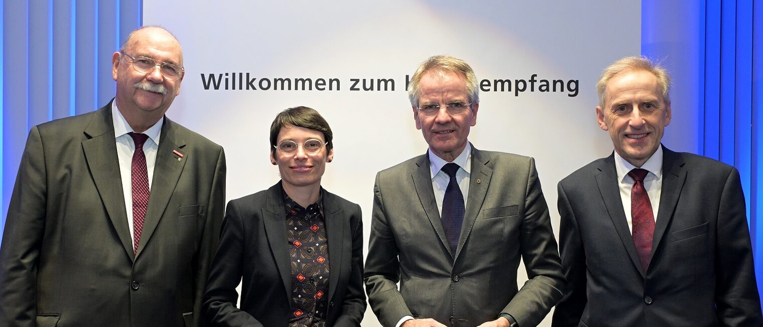 (v.l.) HWK-Vizepräsident Bernd Münzenhofer, Josefine Paul, Ministerin für Kinder, Jugend, Familie, Gleichstellung, Flucht und Integration des Landes NRW, Präsident Andreas Ehlert und Hauptgeschäftsführer Dr. Axel Fuhrmann (v.l.) HWK-Vizepräsident Bernd Münzenhofer, Josefine Paul, Ministerin für Kinder, Jugend, Familie, Gleichstellung, Flucht und Integration des Landes NRW, Präsident Andreas Ehlert und Hauptgeschäftsführer Dr. Axel Fuhrmann