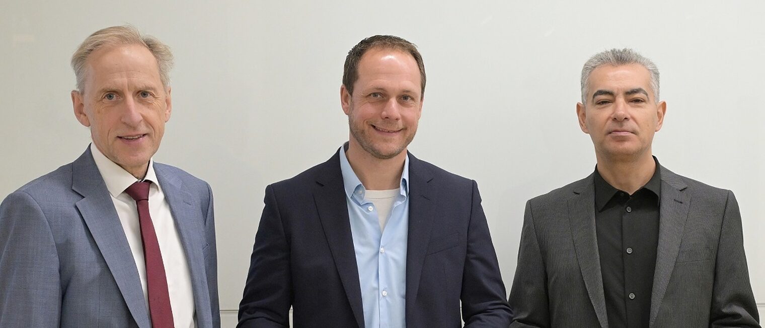 (v. l.) Hauptgeschäftsführer Dr. Axel Fuhrmann, Jan van Dahlen und Halife Aktas Gruppenfoto des Hauptgeschäftsführers mit den neuen Sachverständigen. Die Sachverständigen zeigen stolz ihre Urkunde.