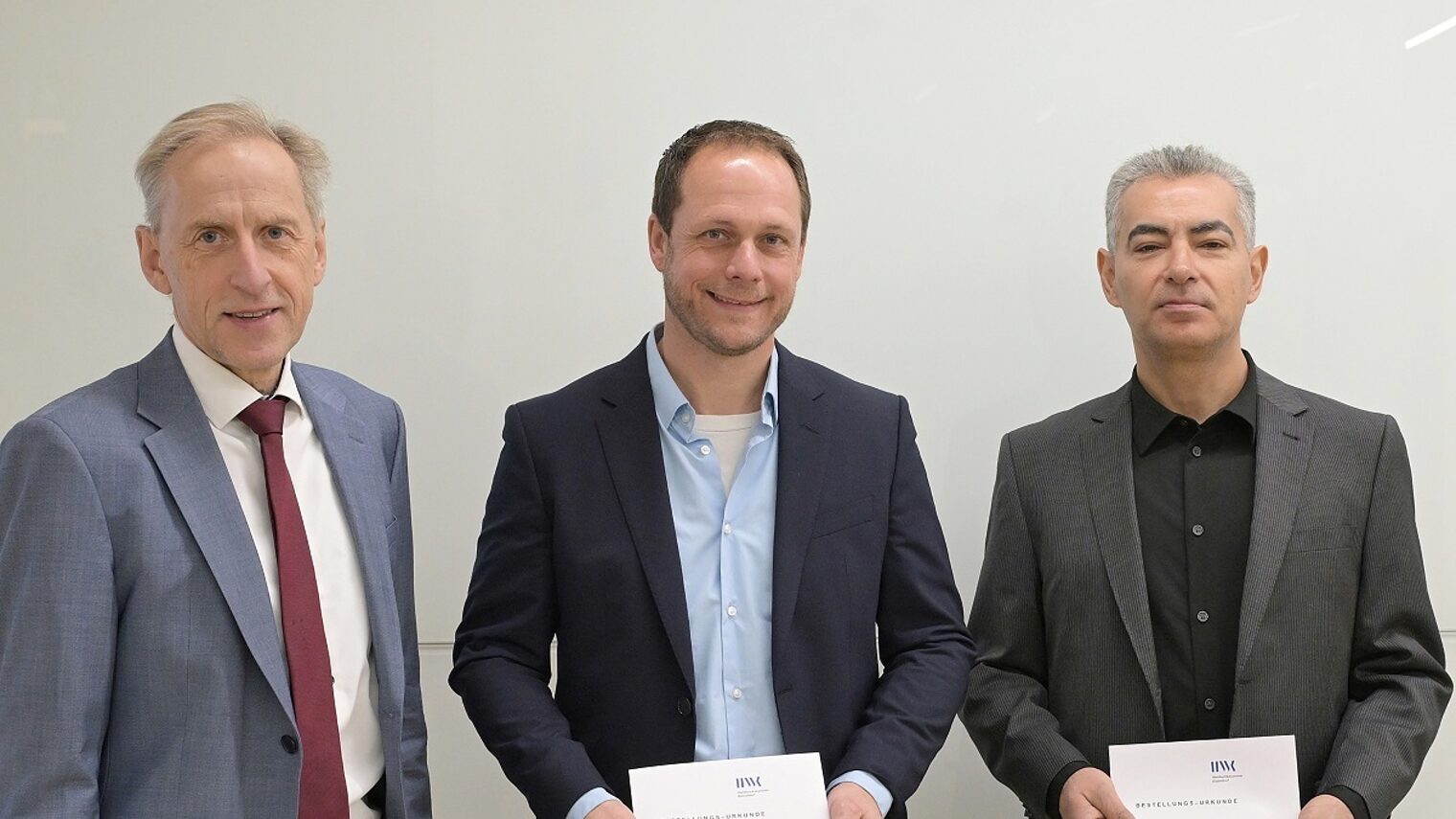 Gruppenfoto des Hauptgeschäftsführers mit den neuen Sachverständigen. Die Sachverständigen zeigen stolz ihre Urkunde.