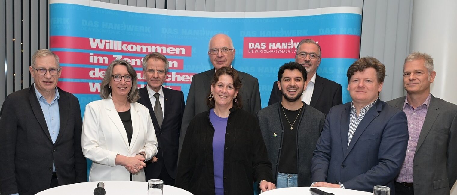 Kammerpräsident Andreas Ehlert (3. v. l.) und die Podiumsteilnehmer