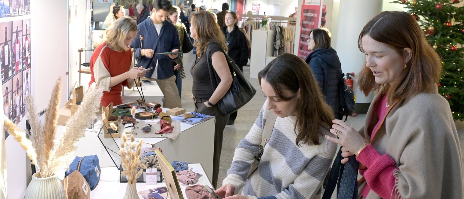Besondere Aufmerksamkeit gab es am Eröffnungstag der "Unikate" für den Stand der Hochschule Niederrhein. Aktuelle und ehemalige Studierende des Fachbereichs Textil- und Bekleidungstechnik stellen hier ihre spannenden Projekte und Produkte zum Thema Nachhaltigkeit vor. Stand der Hochschule Niederrhein bei der Unikate-Ausstellung der Handwerkskammer Düsseldorf