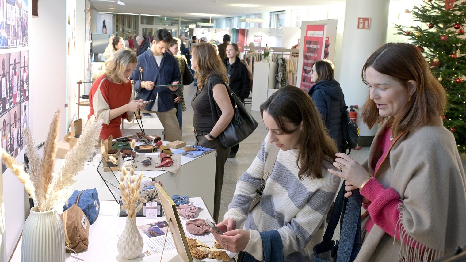 Stand der Hochschule Niederrhein bei der Unikate-Ausstellung der Handwerkskammer Düsseldorf