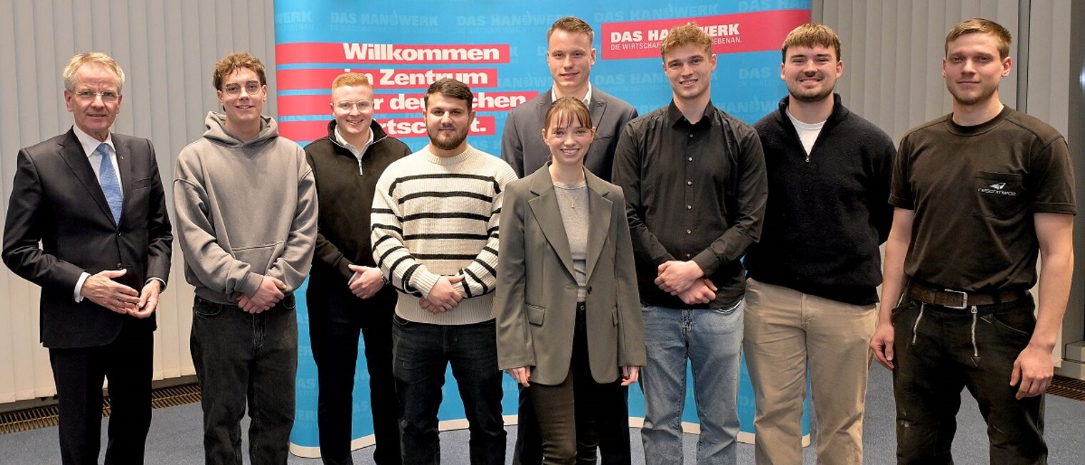 Die Sieger der Deutschen Meisterschaft im Handwerk posieren mit Präsident Ehlert für ein Pressefoto.