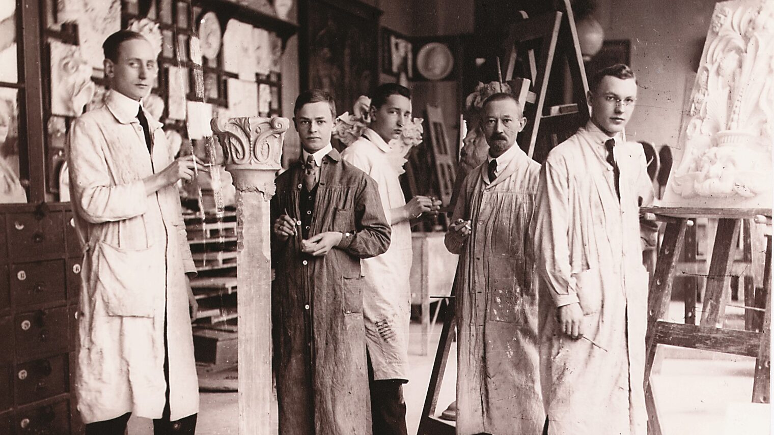 Historisches Foto: Steinbildhauermeister Wilhelm Mickerts mit Kollegen im Werkstattraum, Krefeld 1919