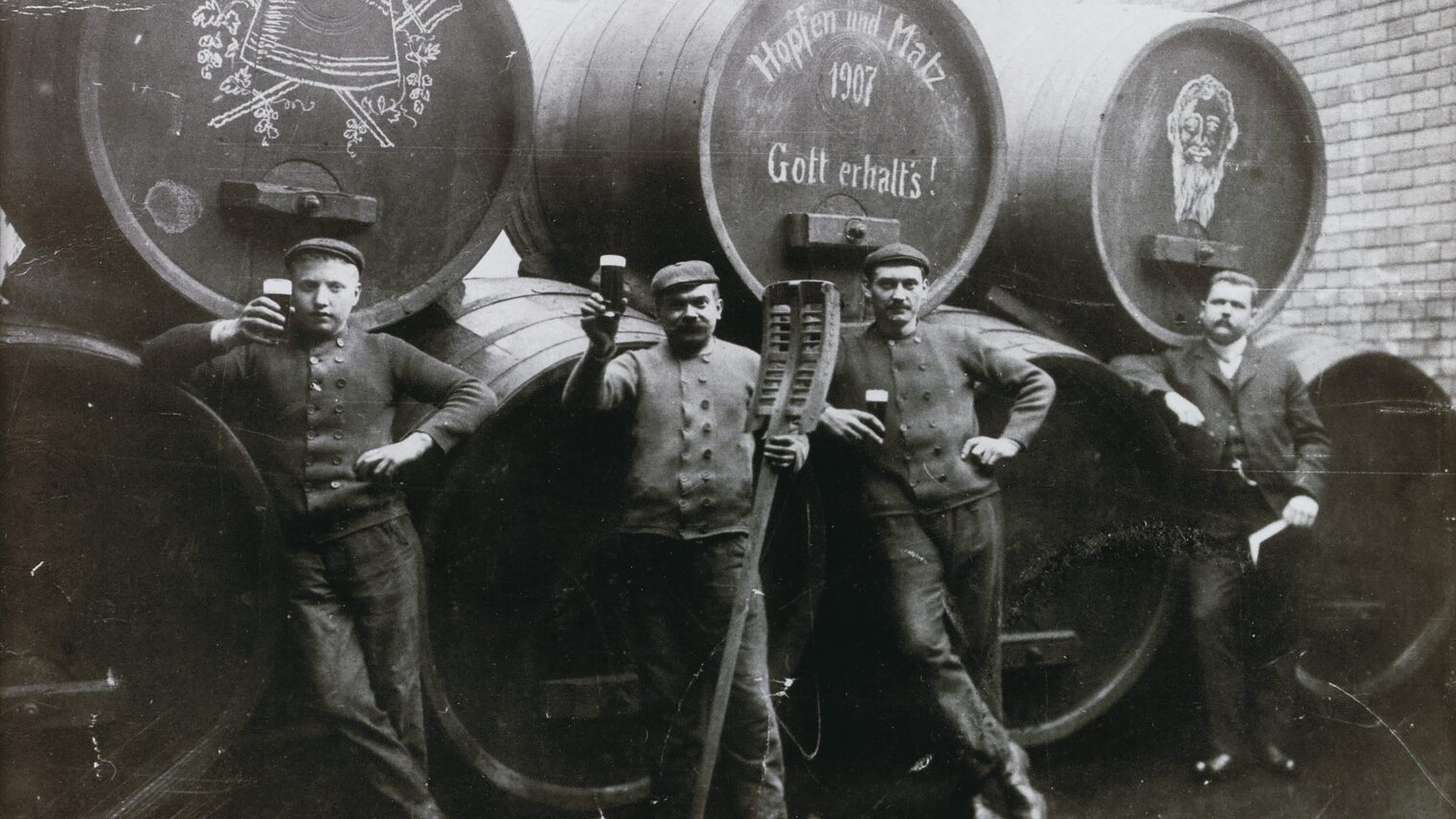 Arbeiter im Brauhaus der Brauerei Schumacher in Düsseldorf, 1907