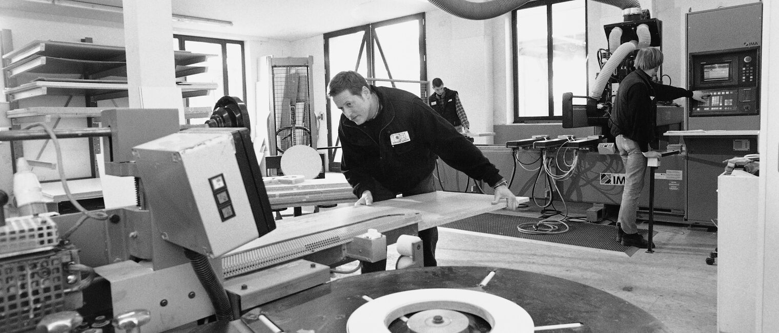 Tischlermeister Thomas Dopheide in seiner Werkstatt in Düsseldorf, 1999