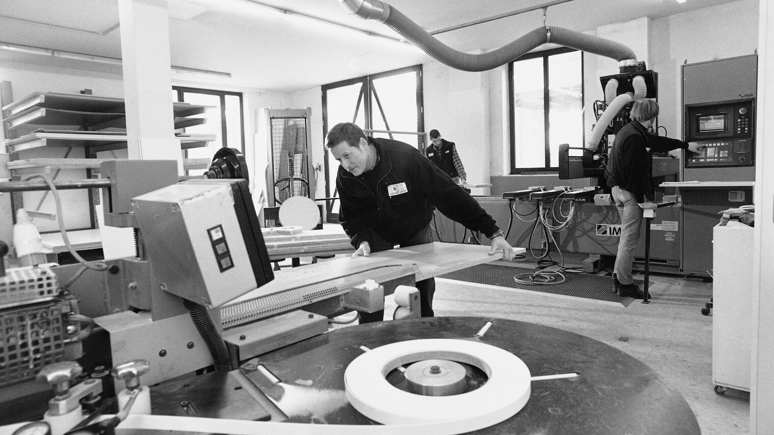 Tischlermeister Thomas Dopheide in seiner Werkstatt in Düsseldorf, 1999