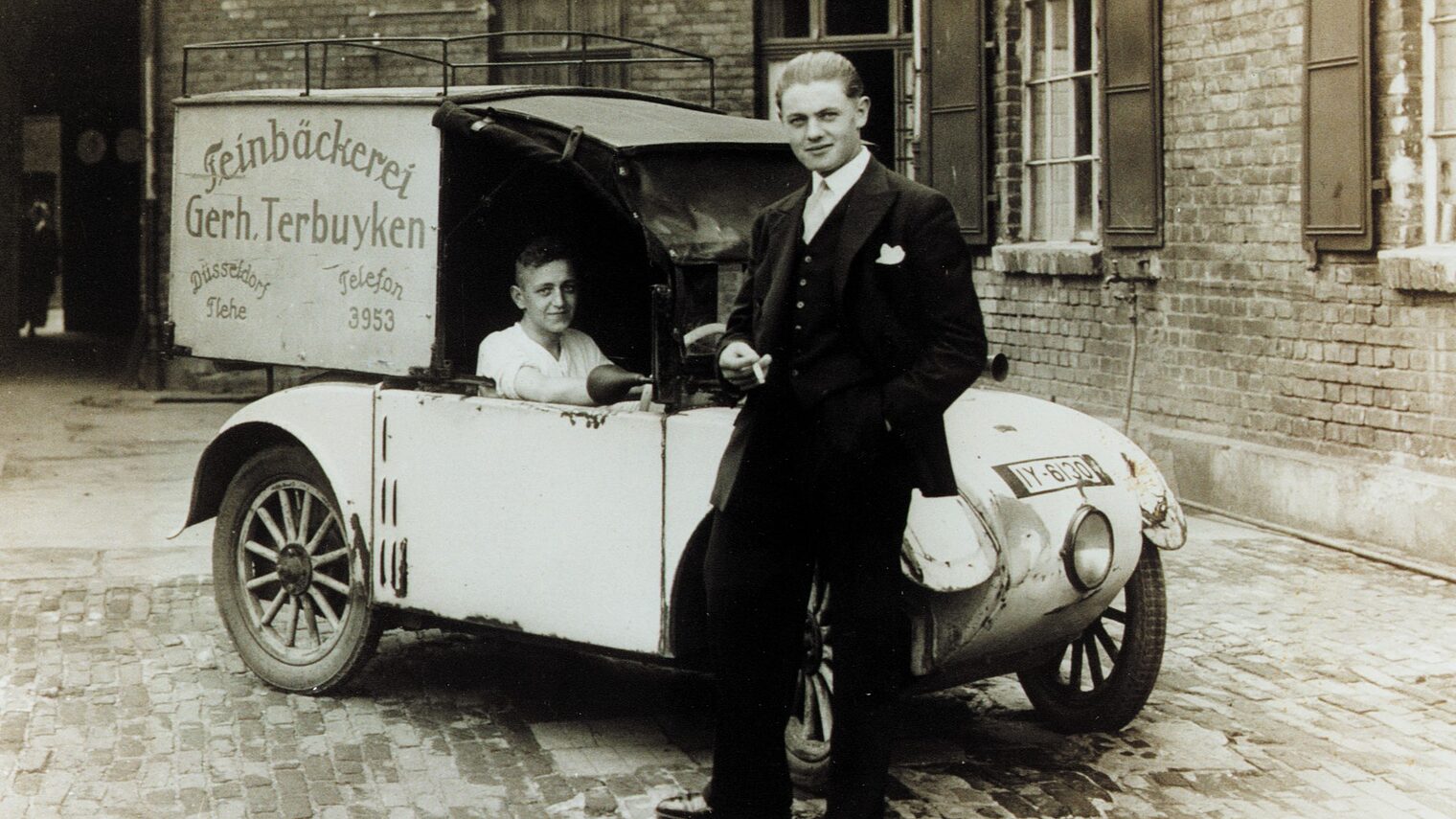 Bäckermeister Franz Terbuyken vor seinem ersten Lieferwagen, Erkrath, 1941