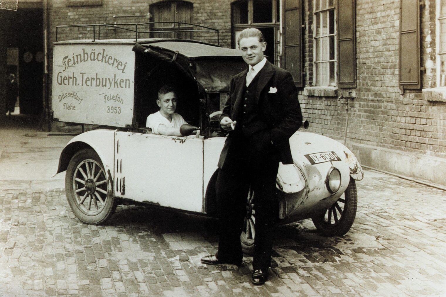 Bäckermeister Franz Terbuyken vor seinem ersten Lieferwagen, Erkrath, 1941
