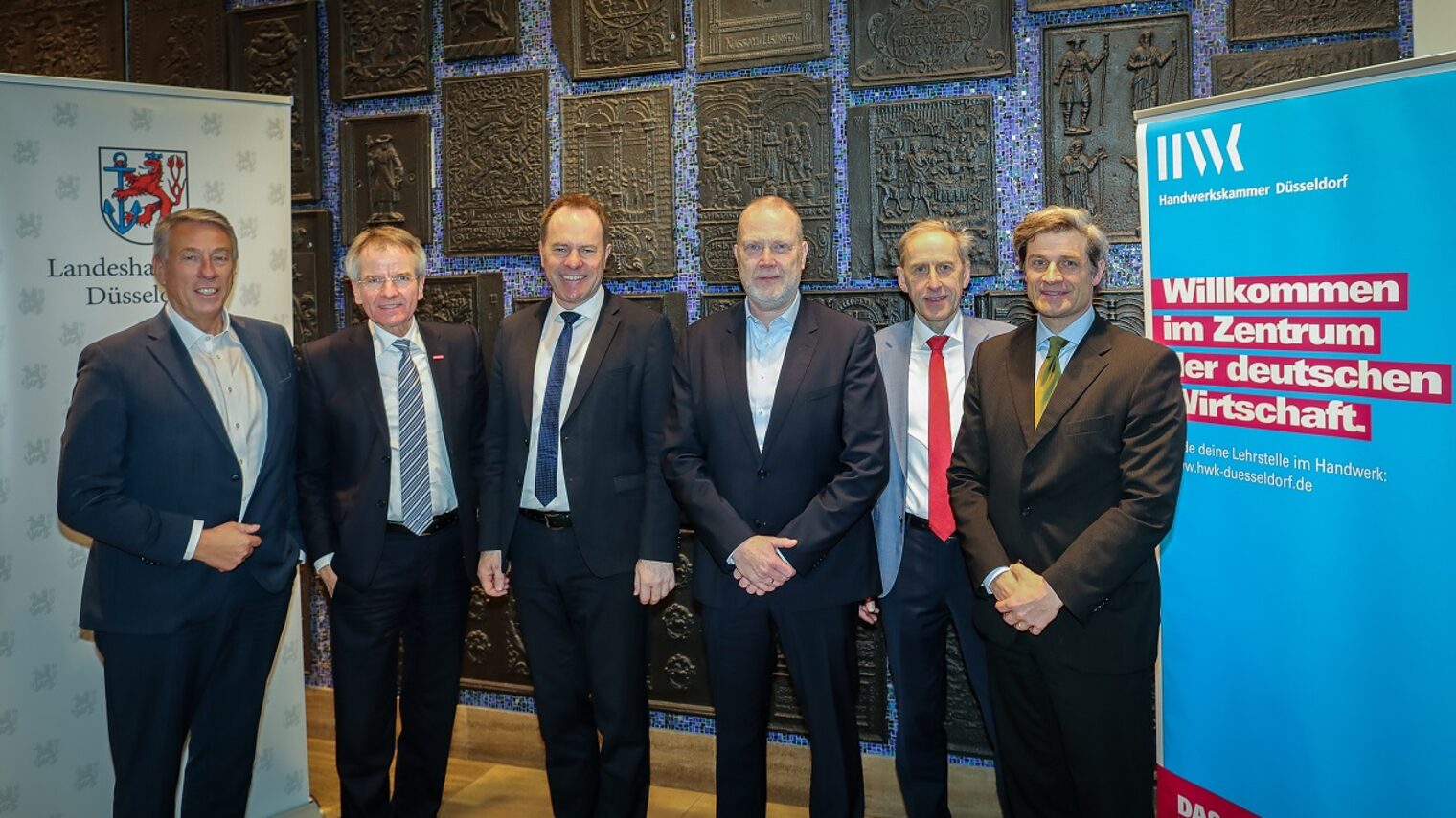Die Teilnehmenden posieren gemeinsam mit Oberbürgermeister Keller für ein Pressefoto.