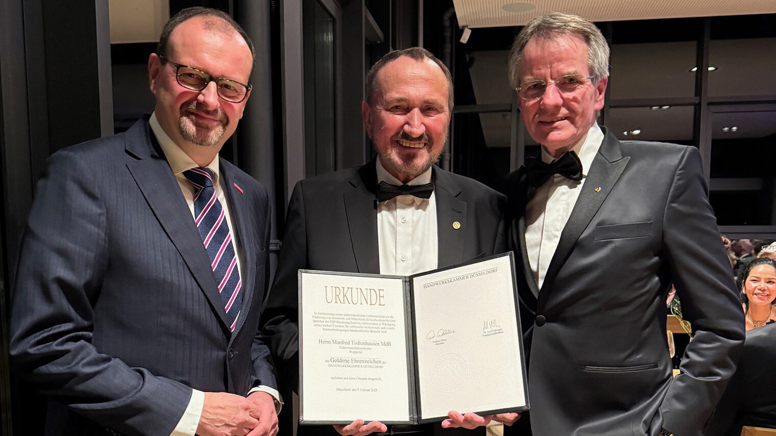 (v. l.): Kreishandwerksmeister Arnd Krüger, Manfred Todtenhausen und Kammerpräsident Andreas Ehlert