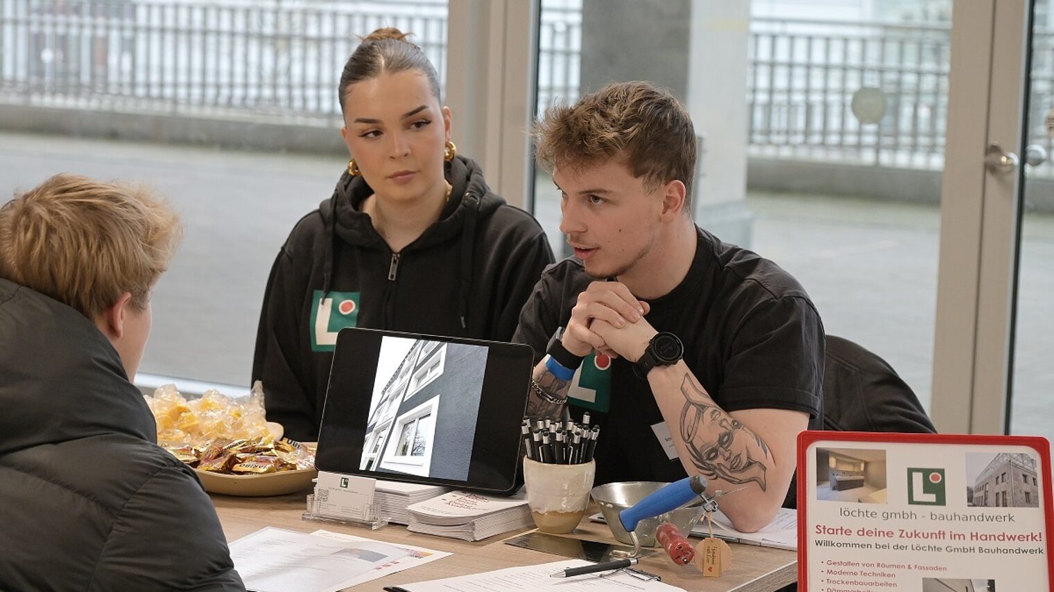 Ein teilnehmender Betrieb berät einen Ausbildungswilligen.