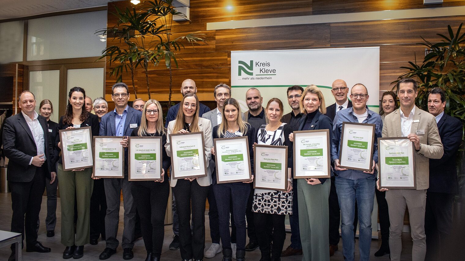 Ehrung der Vertreter der erfolgreichen Unternehmen der ersten Runde ÖKOPROFIT® im Kreis Kleve. Die Mitglieder des Beirats gratulierten. 