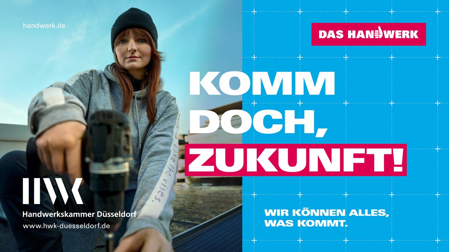 Eine junge Dachdeckerin auf dem Dach schaut in die Kamera. Text: Komm doch Zukunft