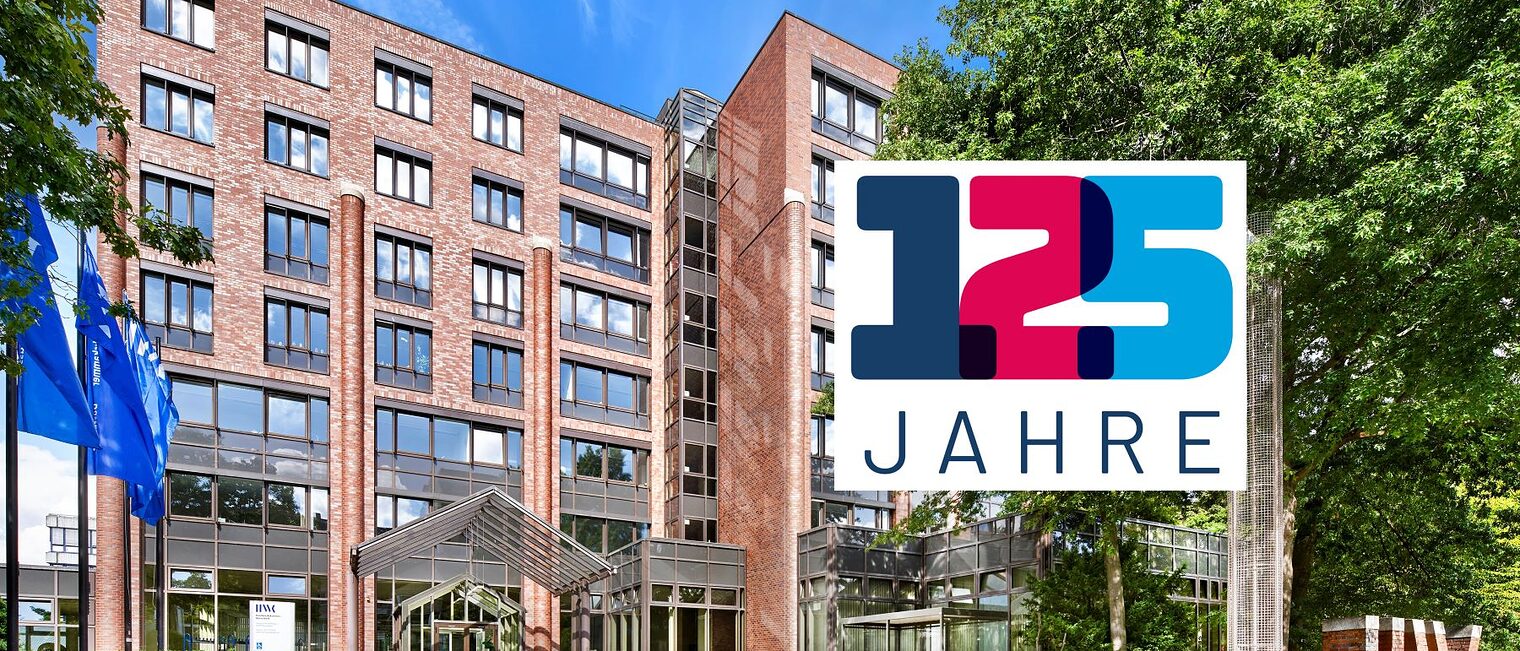 Eingang des Gebäudes A der Handwerkskammer Düsseldorf mit Logo und Text 125 Jahre