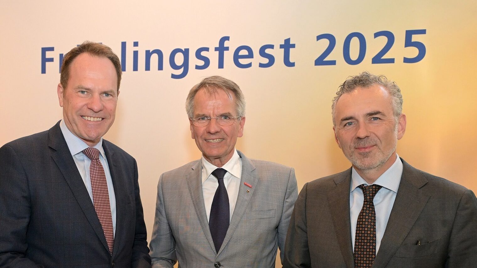 Oberbürgermeister Dr. Stephan Keller, Kammerpräsident Andreas Ehlert und Thomas Jarzombek MdB posieren vor einer Pressewand.