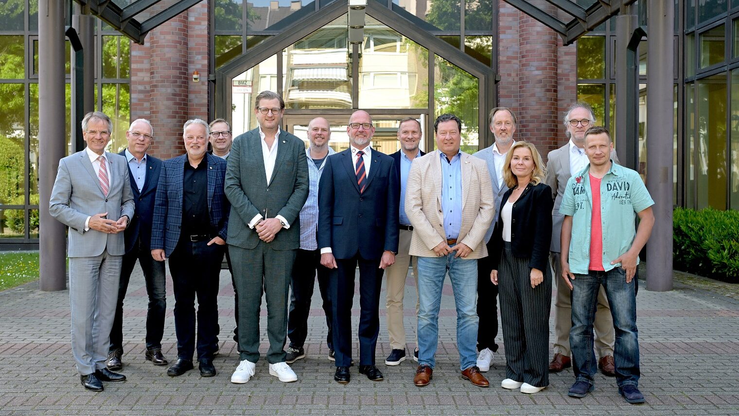 Gruppenbild mit Präsident Andreas Ehlert und 12 neu gewählten Obermeistern aus dem Kammerbezirk