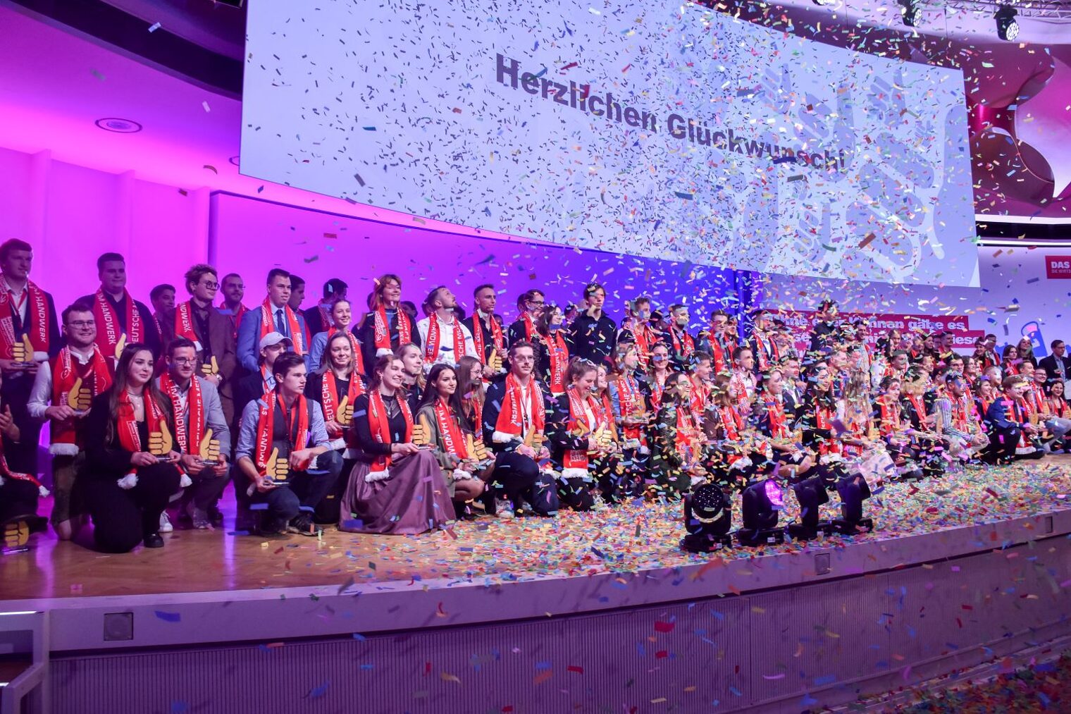 Die Siegerinnen und Sieger des Wettbewerb auf der Bühne im Konfettiregen