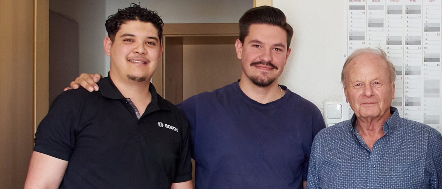 SHK Hettwer  (v. l.): Gesellenabsolventen und Innungs-Bester Idriss Sajid (Bester der Winterprüfung 2025) und Abdullah Demirel (Bester der Sommerprüfung) mit Inhaber Karl Hettwer