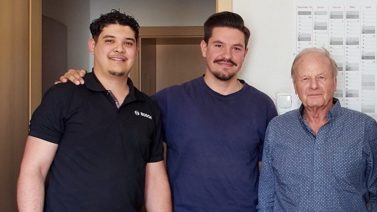 (v. l.): Gesellenabsolventen und Innungs-Bester Idriss Sajid (Bester der Winterprüfung 2025) und Abdullah Demirel (Bester der Sommerprüfung) mit Inhaber Karl Hettwer