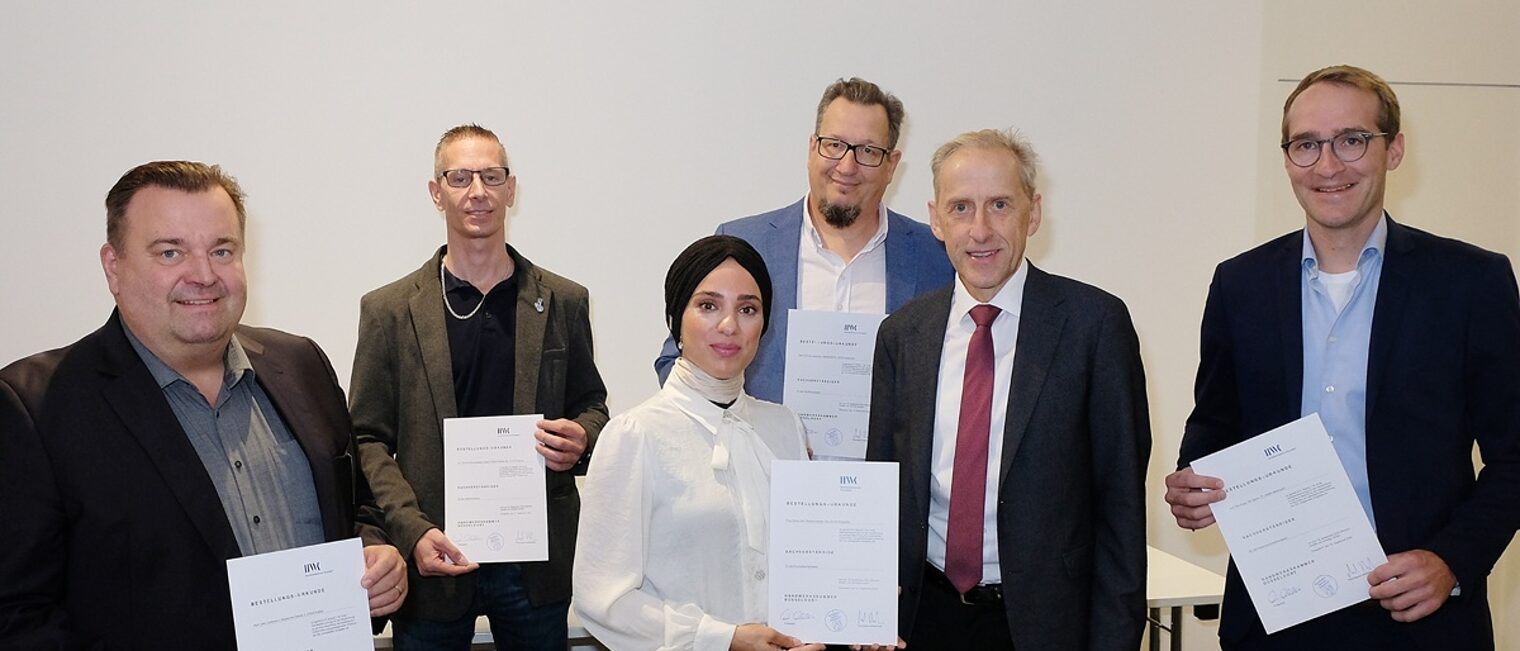 Sachverständigenvereidigung 18.09.2025 (v. l.) Uwe Lademann, Thomas Golombiewski, Safiye Sari, Thomas Lessmann, Hauptgeschäftsführer Dr. Axel Fuhrmann und Nils Kupp