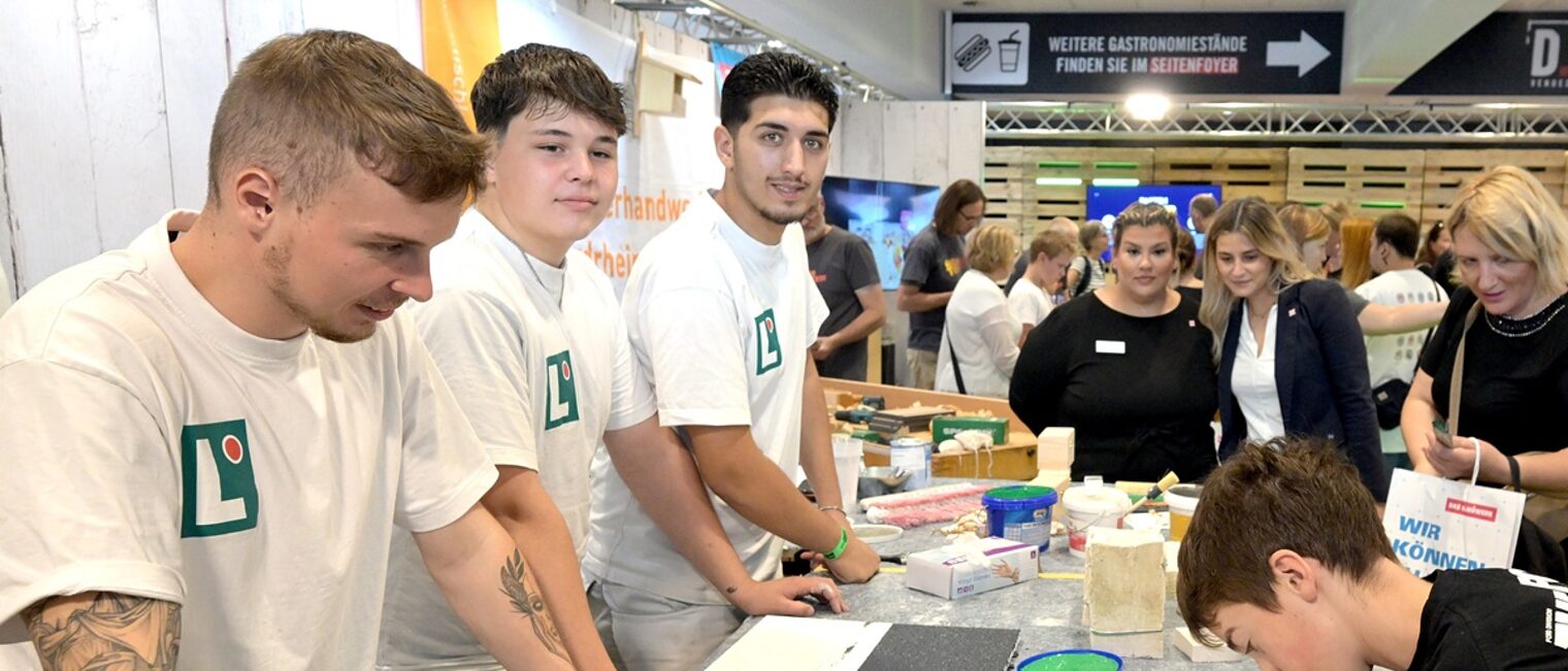 Stuzubi-Messe mit Erlebniswelt Handwerk Der Gemeinschaftsstand der Stuckateure mit der Maler-Innung