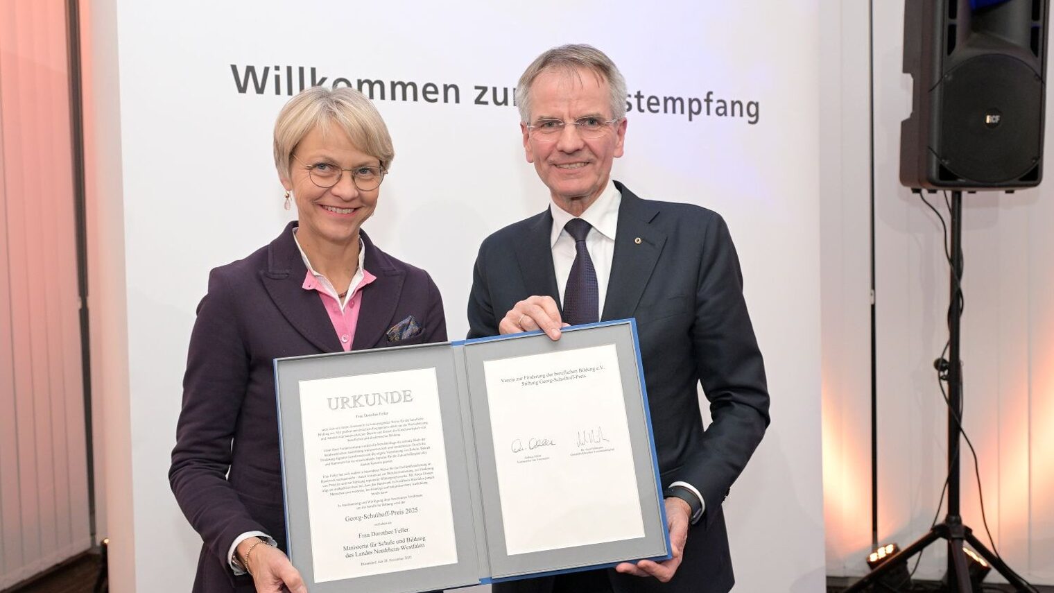 Ministerin Feller und HWK-Präsident zeigen die Urkunde des Georg-Schulhoff-Preises