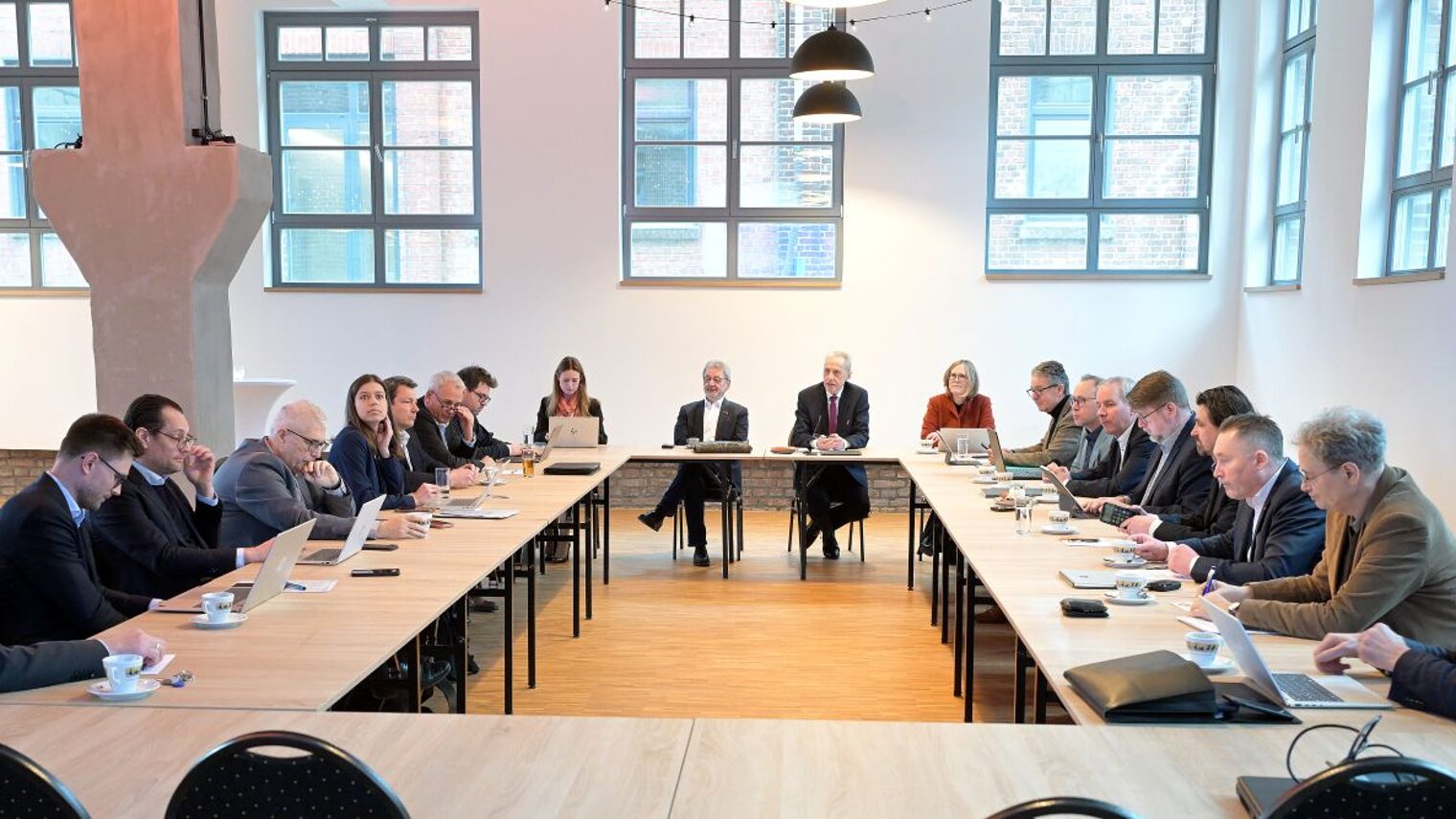 Die Teilnehmenden an der Kreishandwerker-Tagung sitzen an einem Konferenztisch.