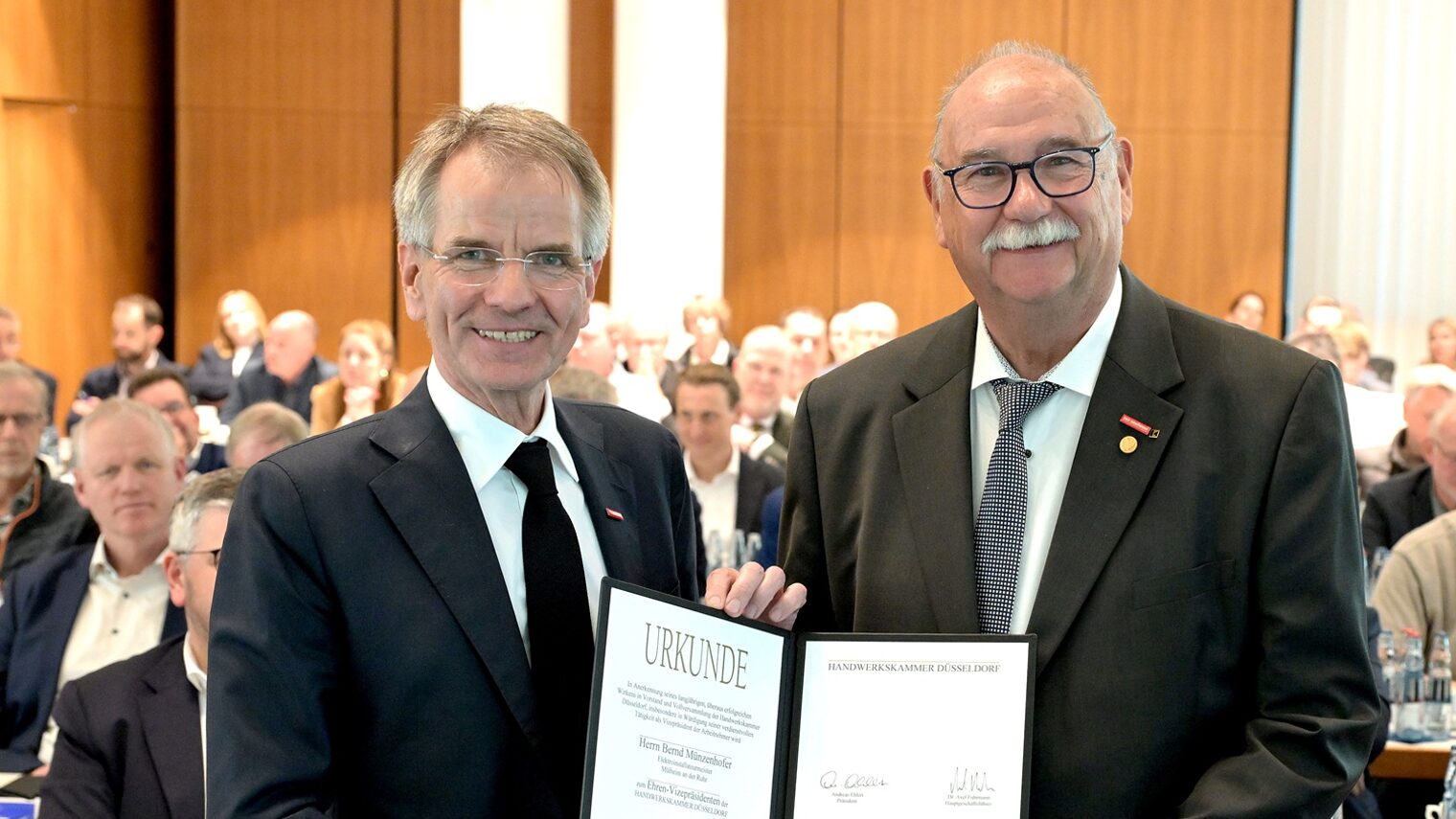Präsident Andreas Ehlert und Ehren-Vizepräsident Bernd Münzenhofer posieren für ein Pressefoto.